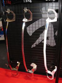 ストラットタワーバー